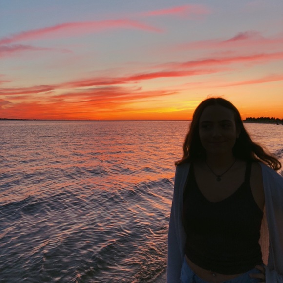 Meet your Posher, Julia - Picture 2 of 4